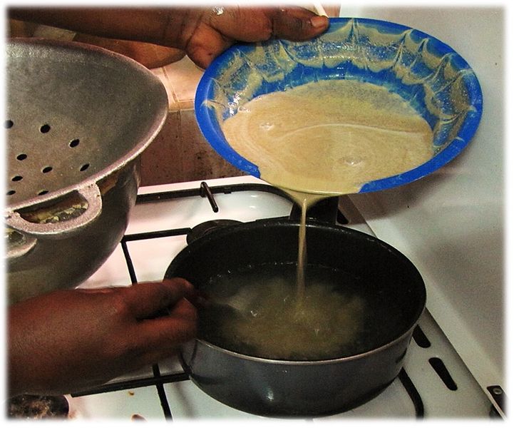 File:Rouy - soungouf millet flour porridge 3. added to boil.jpg