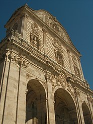 La façade de l'église.