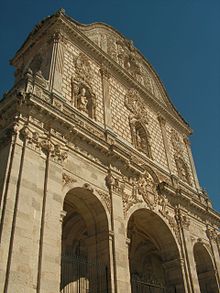 La facciata barocca della cattedrale di San Nicola.