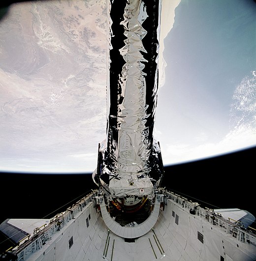 STS-93 Deployment of Chandra (deploy1).jpg
