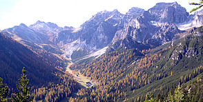 Schlick von Norden; rechts: Kalkkögel (Schlicker Seespitze, Riepenwand, Große Ochsenwand), links: Niederer und Hoher Burgstall