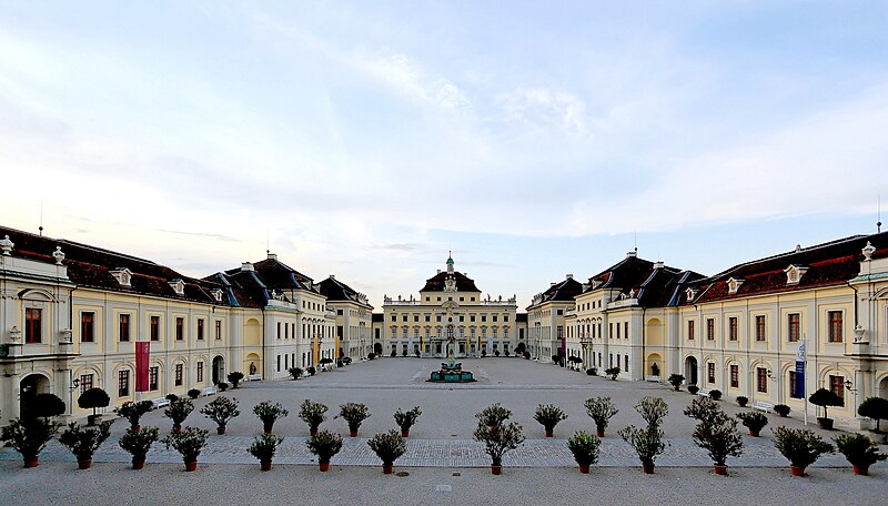 File:Schloss Ludwigsburg Hof.jpg