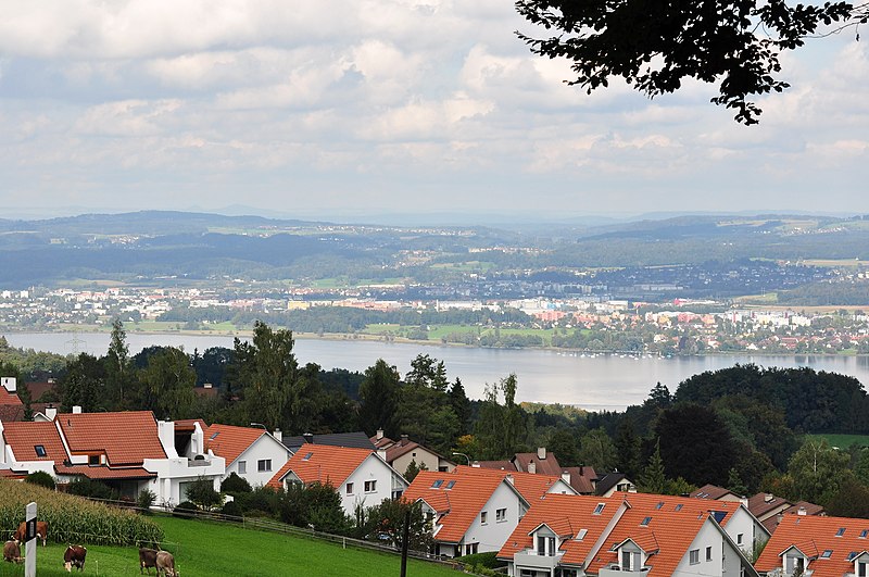 File:Schwerzenbach - Greifensee (ZH) - Greifensee - Uster - Forch-Pfannenstiel 2010-10-01 14-27-44.JPG