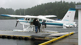 DHC-2T «Turbo Beaver» авиакомпании Seair Seaplanes разгружается в Ганге (провинция Британская Колумбия)