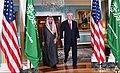 Davlat kotibi Tillerson va Saudiya Arabistoni tashqi ishlar vaziri al-Jubayr Vashingtondagi jurnalistlarga murojaat qilishga tayyorlanmoqda (39624861082) .jpg