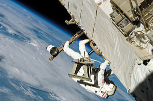L'astronaute Piers Sellers, membre de la mission STS-121 de la NASA, se déplaçant le long d'une poutrelle de la station spatiale internationale durant la troisième et dernière sortie extravéhiculaire depuis l'arrimage de la navette Discovery à la station. (définition réelle 3 024 × 2 000)