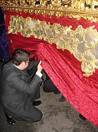 Overseer giving orders to the costaleros Semana santa-capataz sevilla.JPG