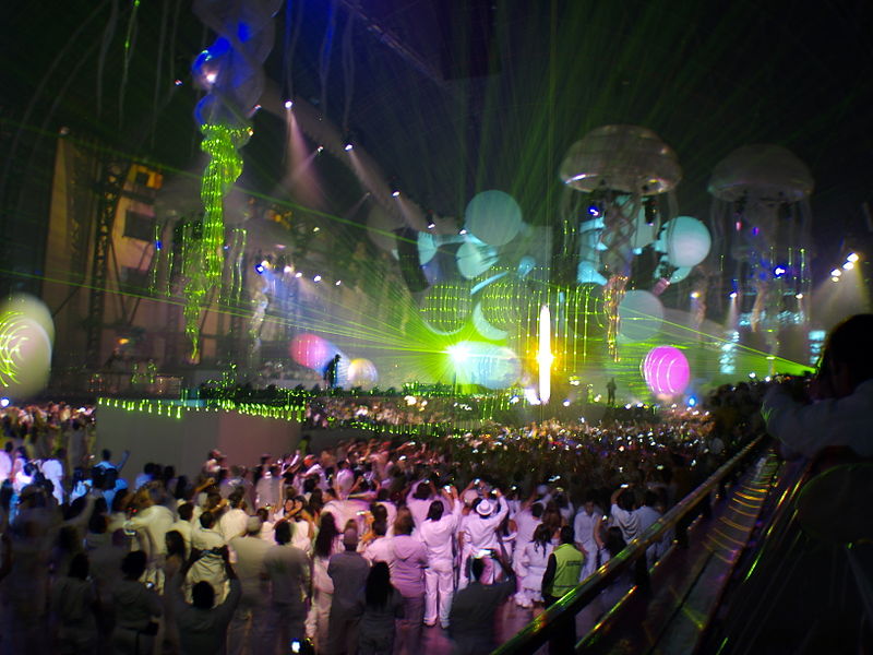 File:Sensation White 2010 Stgo.jpg