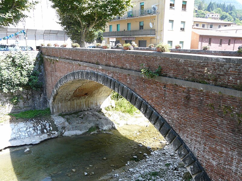 File:Seravezza-ponte1.jpg