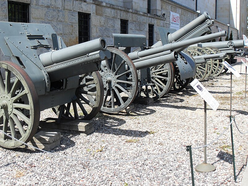 File:Several soviet canons, Polish Army open-air Museum, Warsaw.JPG