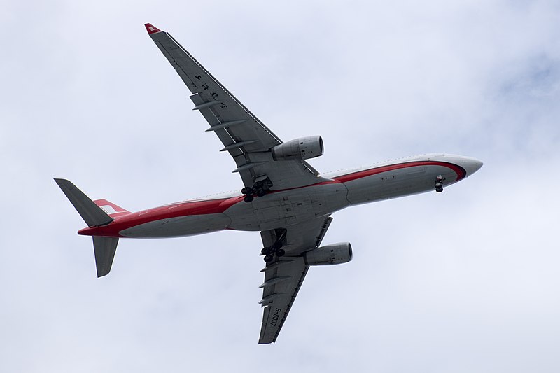 File:Shanghai Airlines Airbus A330-343X B-6097 on Final Approach at Taipei Songshan Airport 20150201.jpg