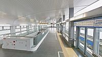Plataforma de la estación Shimin-hiroba[jp] con puertas corredizas de plataforma.