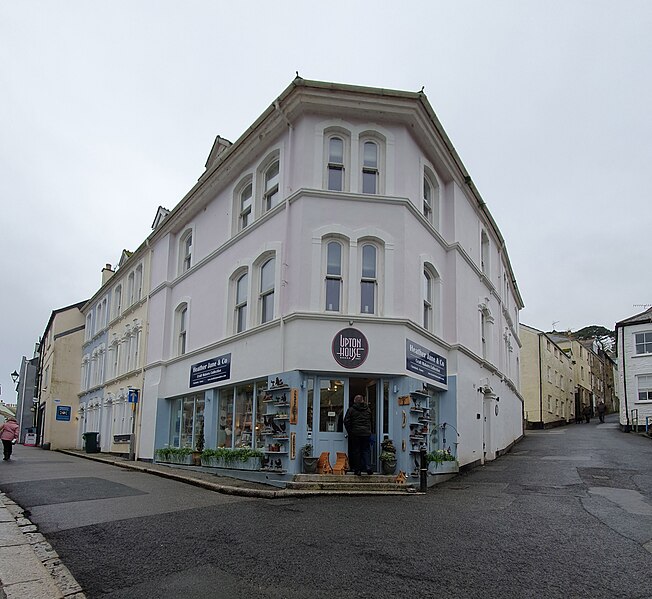 File:Shop on the corner of Lostwithiel Street and Esplanade, Fowey, Cornwall - February 2024.jpg