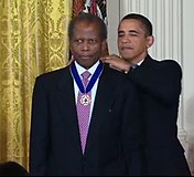 Президентът Барак Обама връчва Президентския медал на свободата на сър Сидни Поатие