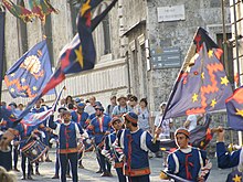 Parade of Nicchio contrada through the old town of Siena Siena - Umzug der Contrada Nicchio.JPG