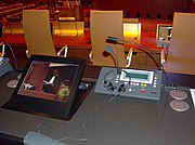 en:European Court of Justiceにおける会議での通訳者席のデスク上の装置、ヘッドフォン、マイク