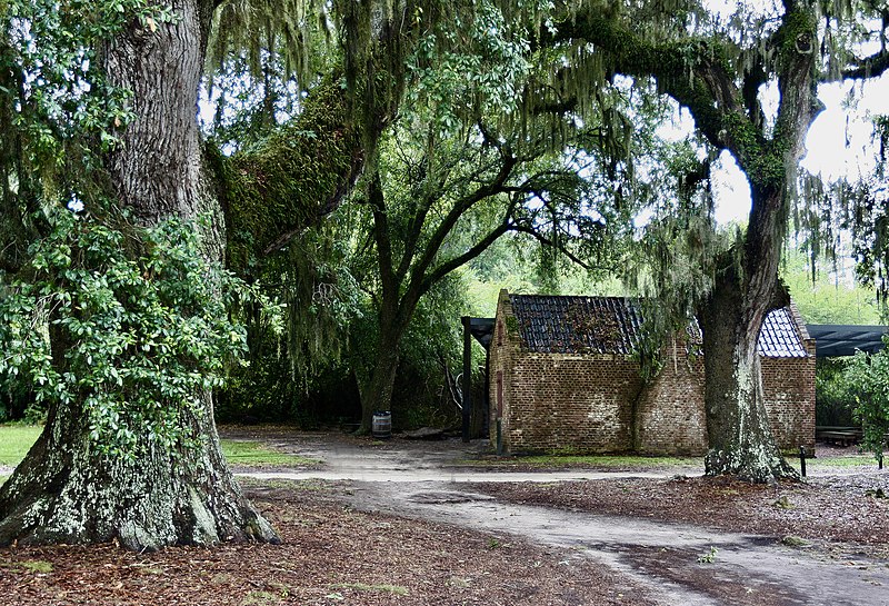 File:Slave Cabin on Boone Hall Plantation (7645813056).jpg