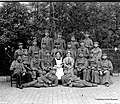 Soldats allemands posant avec deux infirmières, Marche-en-Famenne, entre septembre 1914 et octobre 1918.