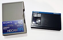 Een zwarte digitale cassetteband, met zijn grijze kast aan de linkerkant met de tekst "HDCAM SR".