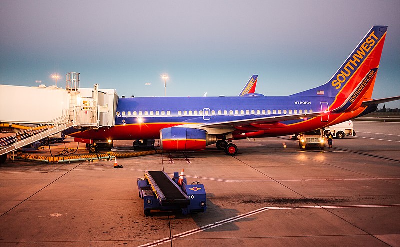 File:Southwest 737 prepares for an early morning departure (8538859145).jpg