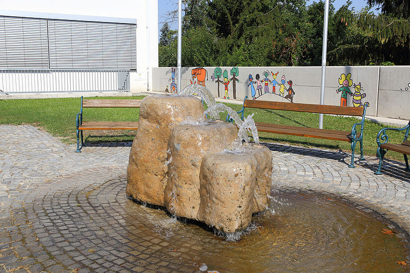 File:Springbrunnen vor der Volksschule in Langenlois.jpg