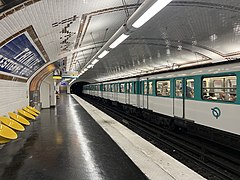 Rame MF 67 à quai en direction de Mairie d'Issy.