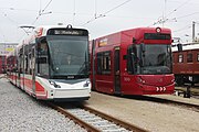 グムンデン市電の超低床電車（トラムリンク）（左）と並ぶフレキシティ・アウトルック（右）（2016年撮影）