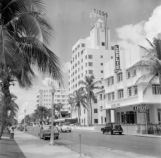 File:Straat in Miami met Leslie Hotel, Bestanddeelnr 191-0767.jpg