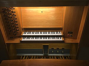 Sunnfjord Naustdal Kyrkje, Jehmlich-Orgel, Spieltisch.jpg