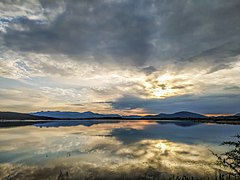 Озеро така. Пейзаж. Панорама. Закат в лесу.