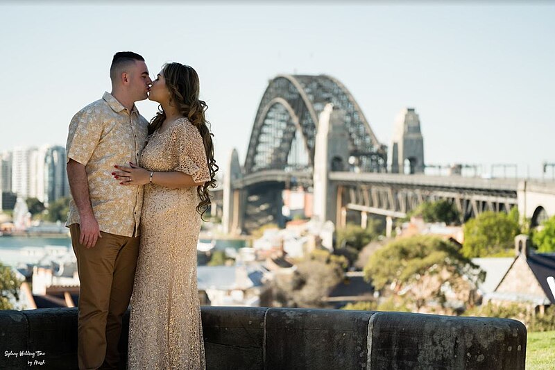 File:Sydney Bride LOVE.jpg