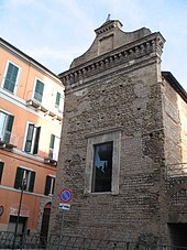 Il tempio maggiore del complesso dei Templi Romani del I secolo, dedicato a Castore e Polluce, fu anche chiesa, dedicata a San Paolo, da cui deriva il nome dell'omonimo rione.