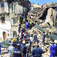 Terremoto centro Italia 2016 - Rio (Amatrice) estrazione di un sopravvissuto (29321782115).jpg