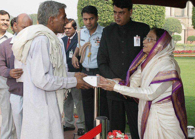 File:The President, Smt. Pratibha Devisingh Patil receiving greetings from all walks of life and distributing sweets, on the occasion of “Diwali”, at Rashtrapati Bhavan, in New Delhi on November 05, 2010.jpg