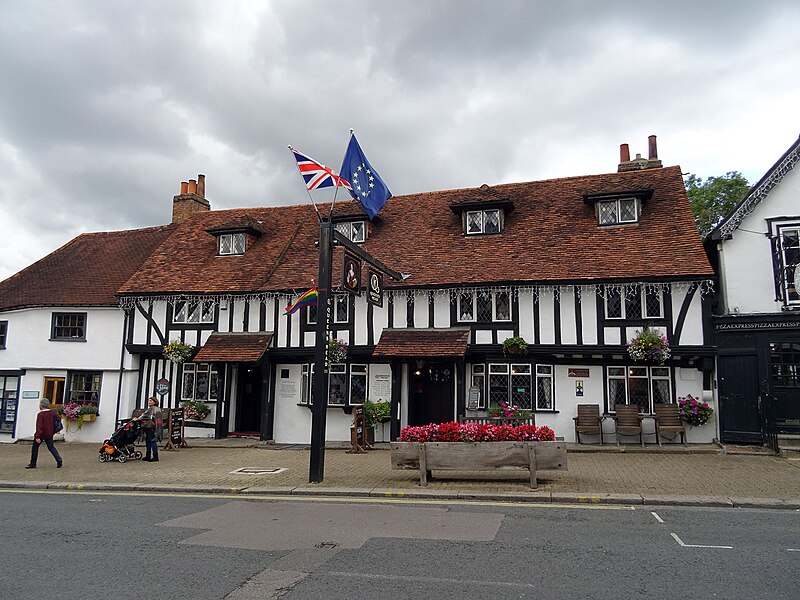 File:The Queen's Head Pinner.jpg