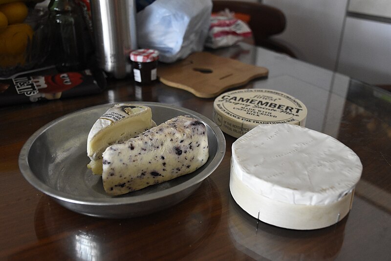 File:Three cheese plate in home.jpg