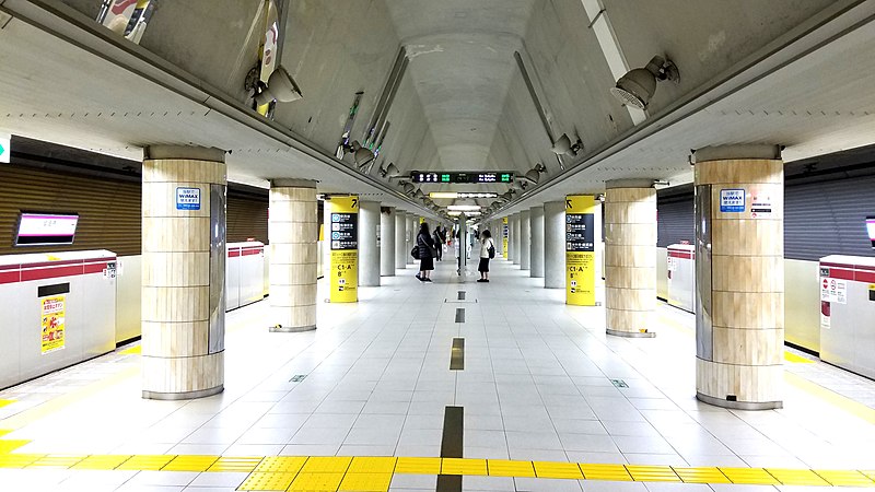 File:Toei-subway-E06-Iidabashi-station-platform-20191201-144952.jpg