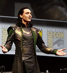 Photographie de [[Tom Hiddleston]] en costume de Loki