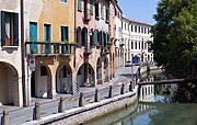 Via Roggia, con l'omonimo corso d'acqua.