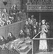 À droite, une jeune femme en habits de servante debout à la barre, face à une pièce remplie d'hommes en perruque.