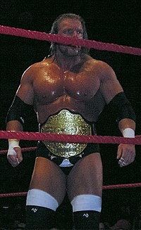 Den første titelholder Triple H med titlen på Big Gold Belt.