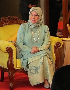 Tunku Azizah of Pahang (cropped) 3.jpg