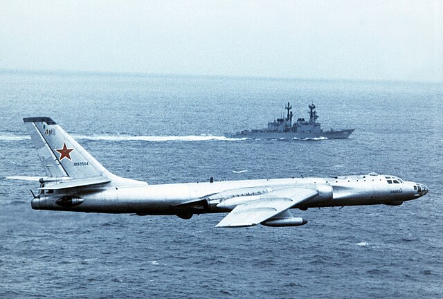 640px-Tupolev_Tu-16_flies_over_USS_Hewitt_%28DD-966%29_c1978.jpg