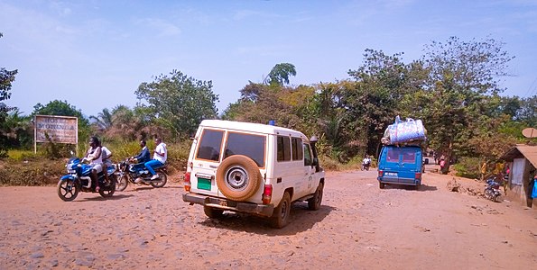 3ème : Une ambulance à Kindia / par Abdoulrahamane 99MDS Barry