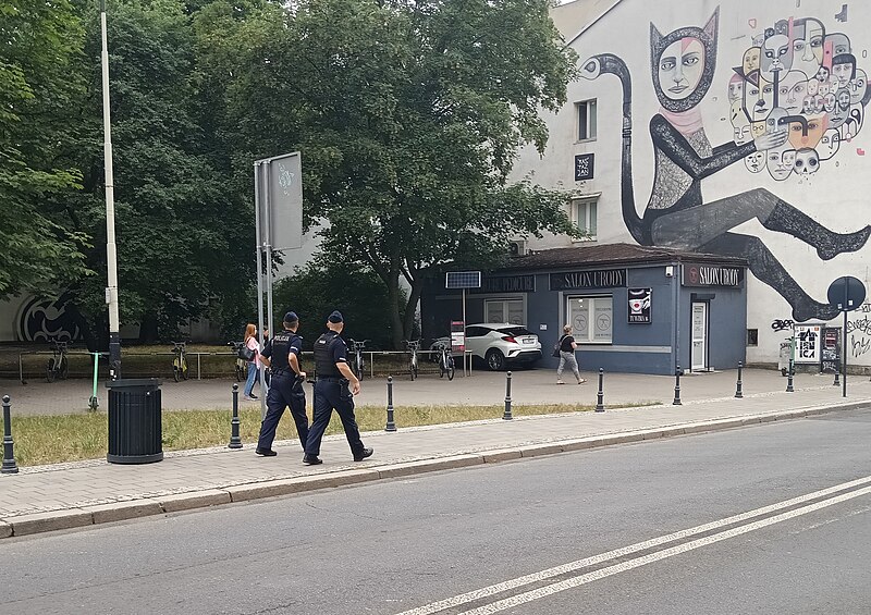File:Uniforms of a foot patrol of the Police in Łódź, July 13, 2023.jpg