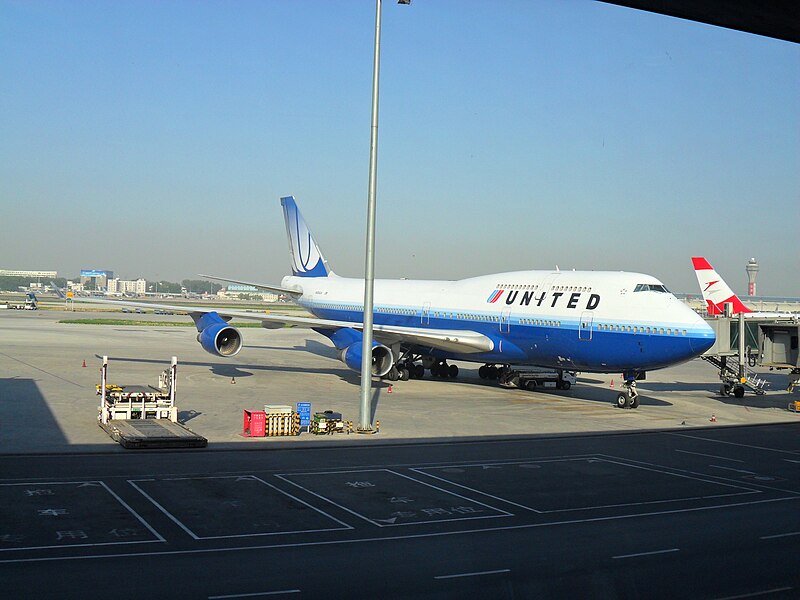 File:United Airlines B747-400 at Beijing.jpg