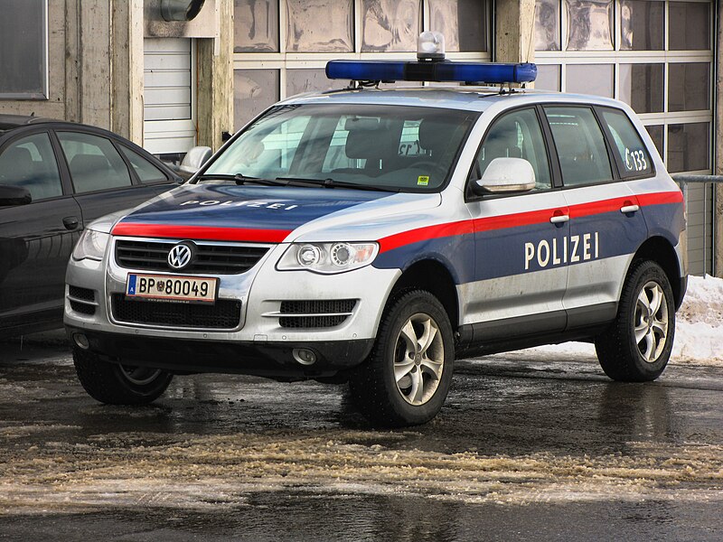 File:VW Touareg Bundespolizei Österreich.jpg