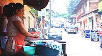 Vrouwen maken het plaatselijke gerecht pupusas op straat