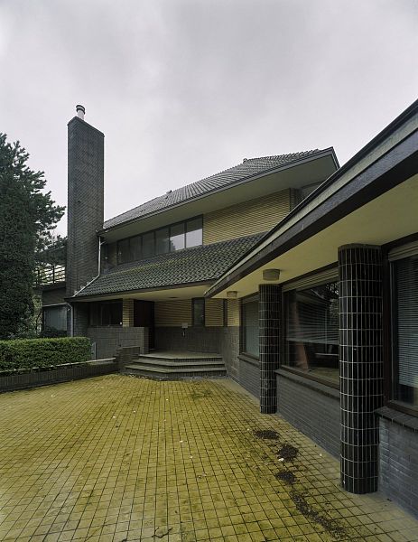 File:Villa met ingangspartij gezien vanaf de zijvleugel - Amstelveen - 20407632 - RCE.jpg