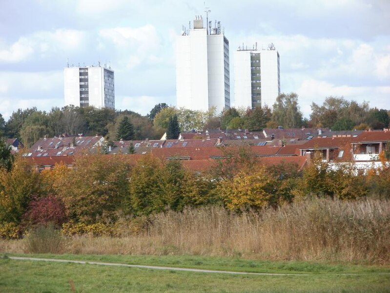 File:Vordergrund Langenbek Hintergrund Hochhäuser Wilstorf.JPG